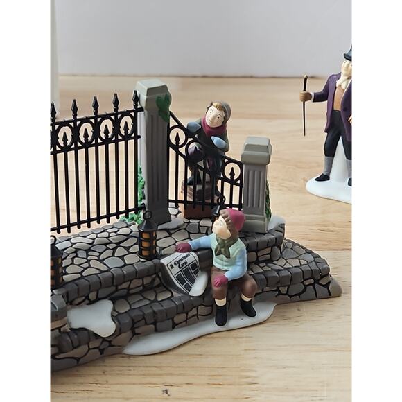 Dept 56 A Christmas Carol Reading by Charles Dickens Set of 4 No. 58403 - Picture 13 of 16